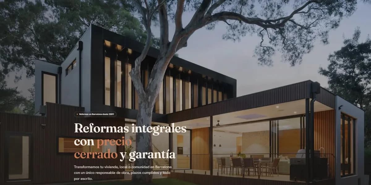 Captura de la web de demostración Áureo Reformas: portada de una empresa de reformas con foto de un proyecto terminado
